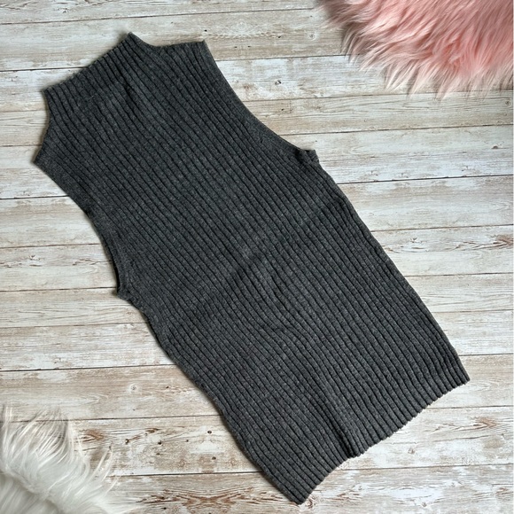 Jamie Scott Sweaters - Jamie Scott Ribbed Mock-neck Sleeveless Sweater | Small | Gray